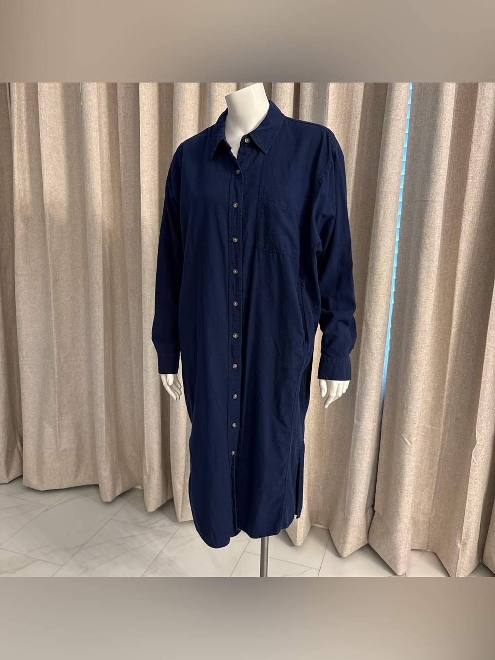 Universal Thread Navy Button-Down Longline dress Shirt sz M 100%cotto, pockets